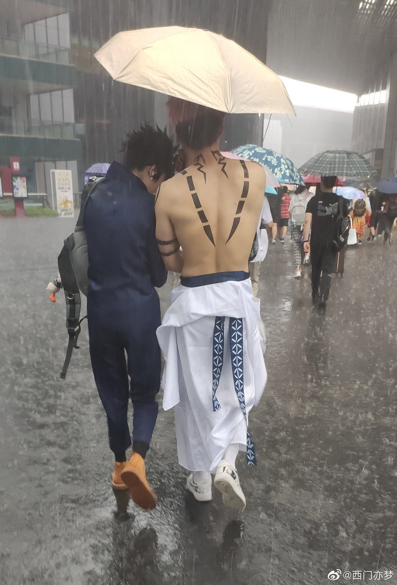 น่ารักมาก คอสเพลย์เยอร์สุคุนะกับน้องเมหลบฝนในร่มคันเดียวกัน 🚰·̫🚰
