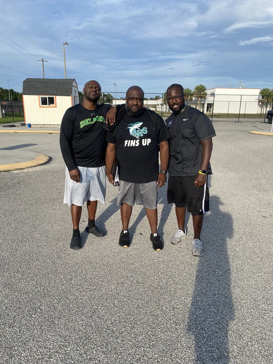 CoachSquatty's tweet photo. #ElamRoland #DotRolandGrandkids different colors on the shirt but same blood running through these veins. @TRINITYENT1 @COACH217ROLAND https://t.co/5HTqkDJMfZ