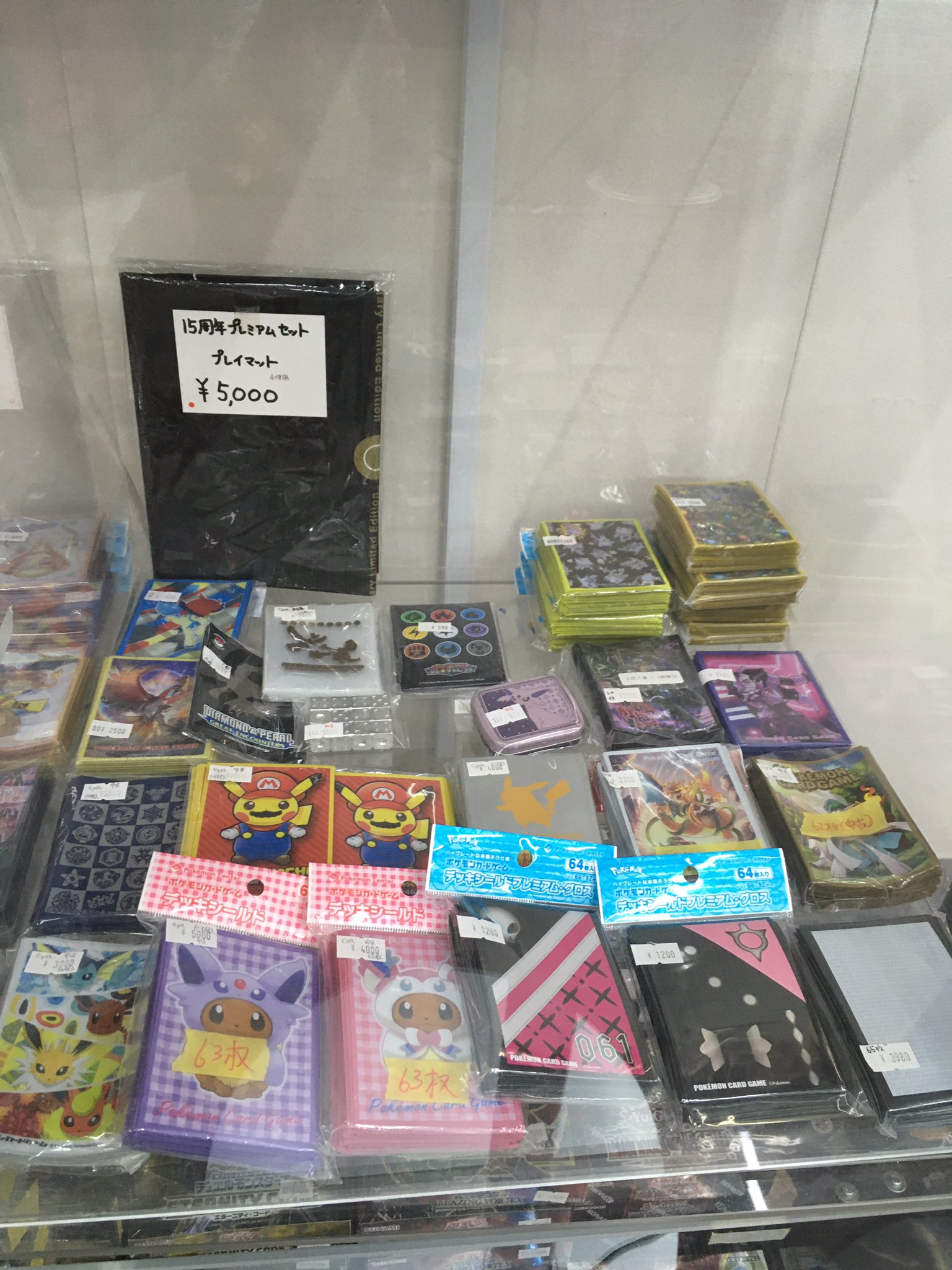 秋葉原チェルモ Cherumoakiba レンタルケース紹介 マリオピカチュウスリーブ 64枚 7 000円 ピカチュウ エンブレムスリーブ 60枚 4 000円 ポンチョをきたイーブイスリーブ 65枚 5 000円 気になる商品がありましたら お気軽にお問い合わせ下さい 秋葉原
