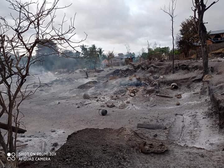 SandyZephyr's tweet photo. Junta terrorists have been storming Kinma village in Pauk since the afternoon of June 15. Villagers are fleeing, and the elderly who could not run were left in the village. The elderly were reportedly engulfed in flames as Junta terrorists set fire to homes. #MyanmarMilitaryCoup https://t.co/uTn3JT5FAN