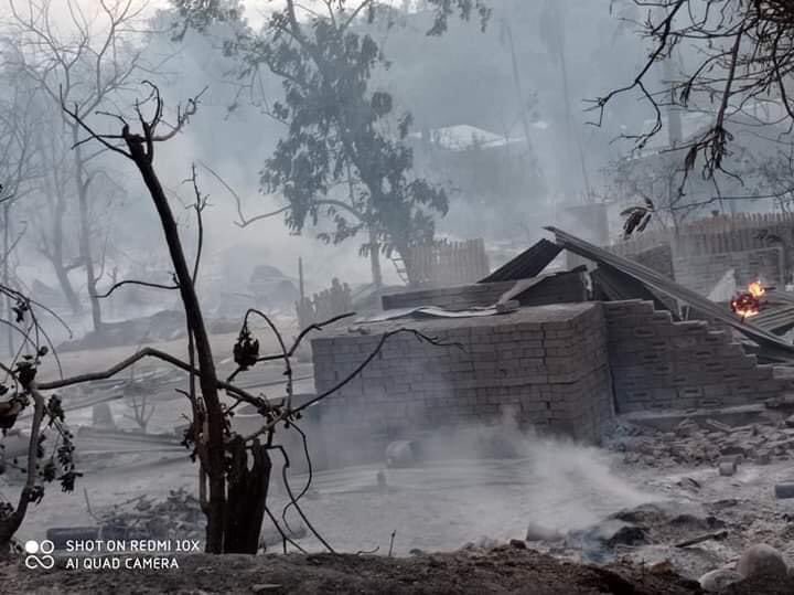 SandyZephyr's tweet photo. Junta terrorists have been storming Kinma village in Pauk since the afternoon of June 15. Villagers are fleeing, and the elderly who could not run were left in the village. The elderly were reportedly engulfed in flames as Junta terrorists set fire to homes. #MyanmarMilitaryCoup https://t.co/uTn3JT5FAN