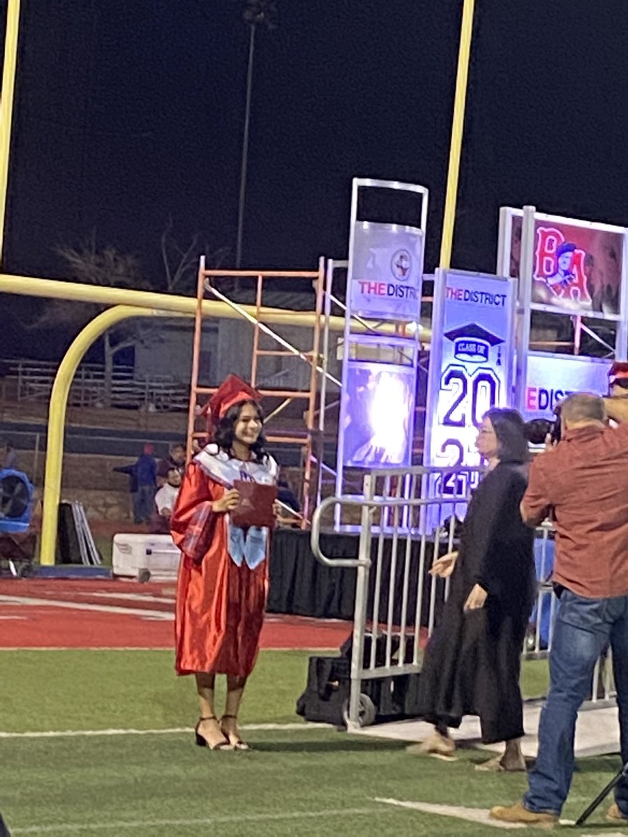rachblair11's tweet image. Congratulations to @SagelandMicroES student intern, Sara Armendariz and the Big Red c/of 2021! #OneRed ❤️ you! 🐾