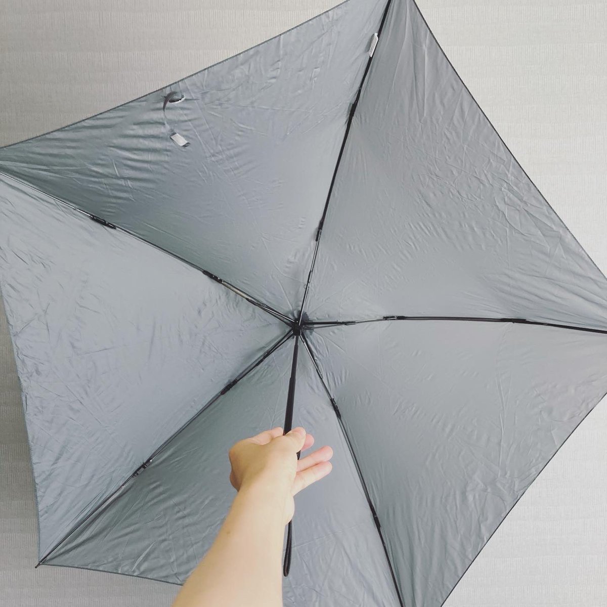 Mariekko 極限まで骨を減らした五角形 傘の袋に都々逸みたいなのが書いてある と思ったら天気に関することわざ 十時上がりに傘離すな 持って損なし76グラム傘