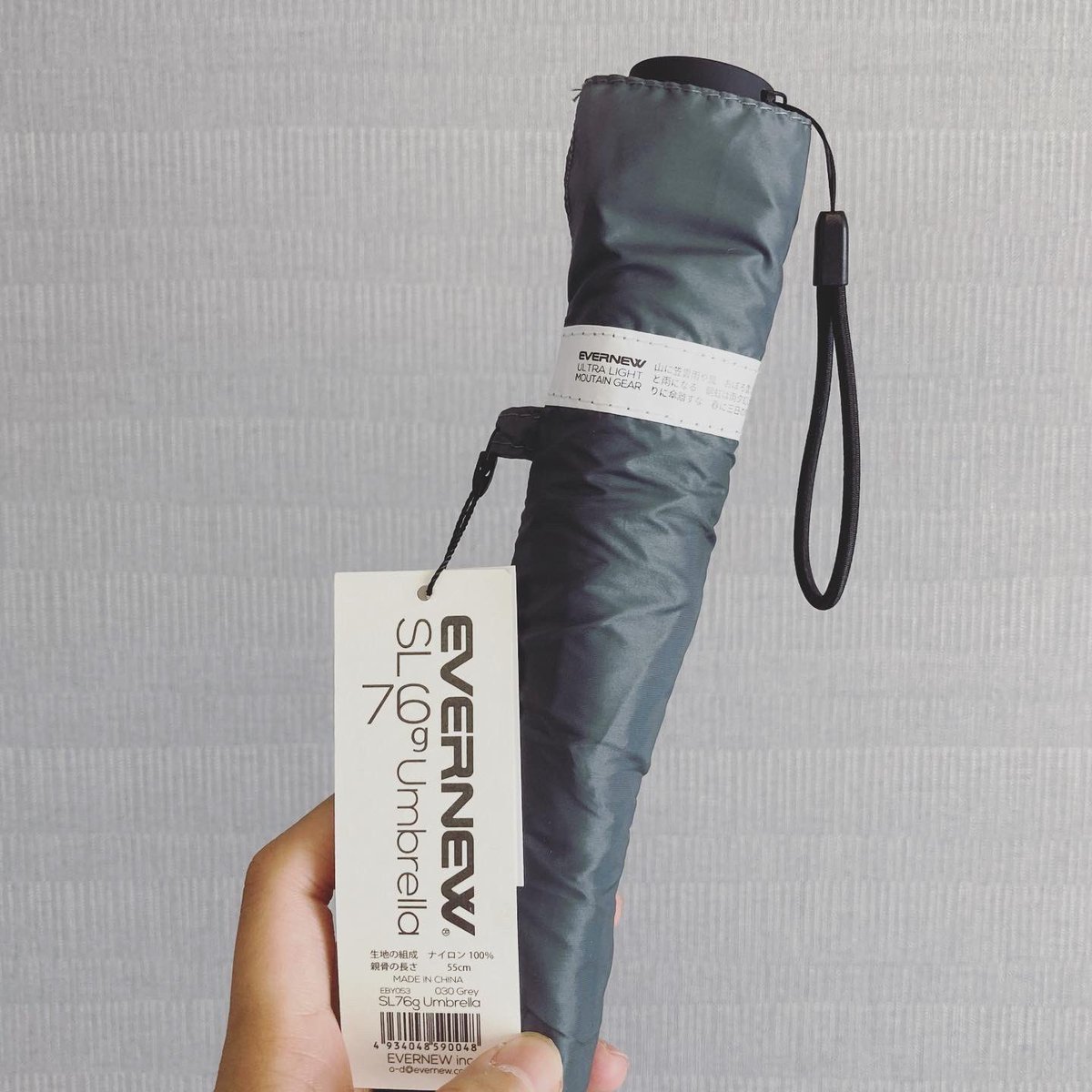 Mariekko 極限まで骨を減らした五角形 傘の袋に都々逸みたいなのが書いてある と思ったら天気に関することわざ 十時上がりに傘離すな 持って損なし76グラム傘