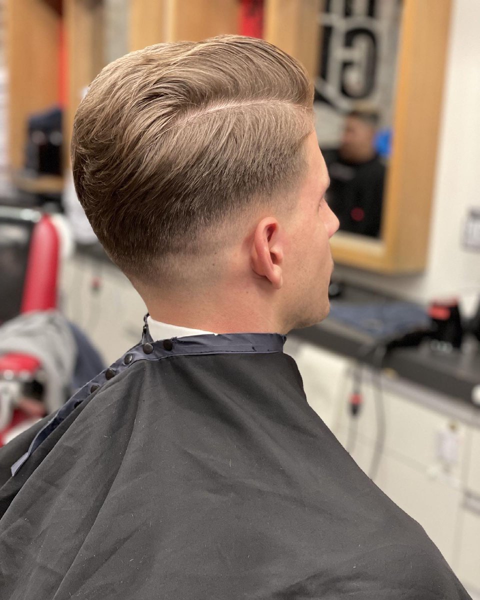 TommyGunsBarber's tweet photo. Clean and slick👌styled using @reuzel Extreme Hold Matte Pomade & Surf Tonic
#CleanCut #BarbershopFlow #MensHairStyling #Reuzel #Barbershop #TommyGuns #Canada https://t.co/UDqqULDwah