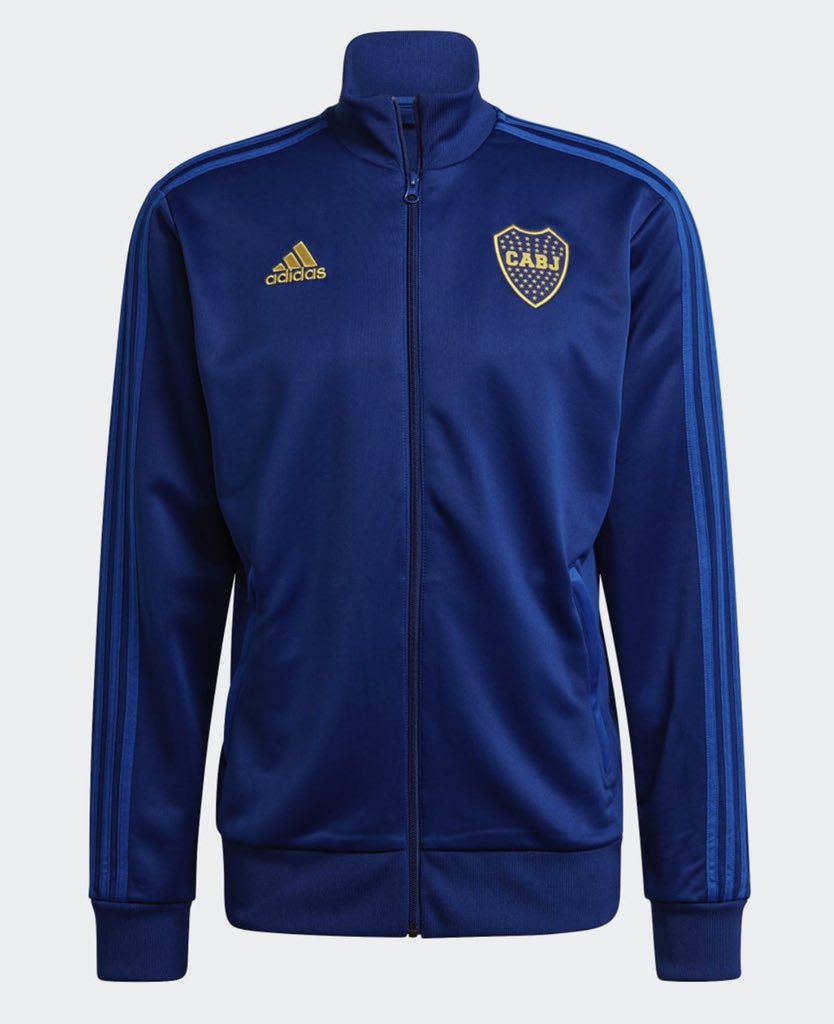 Nuevo lanzamiento de @adidasAR: chaqueta 3 tiras de Boca, con corte clásico, bolsillos frontales, cuello alto y felpa francesa 100% poliéster reciclado. En la espalda tiene las siglas del club en distintos colores, como parte del homenaje al barrio de La Boca.

Valor: $ 8.499.-