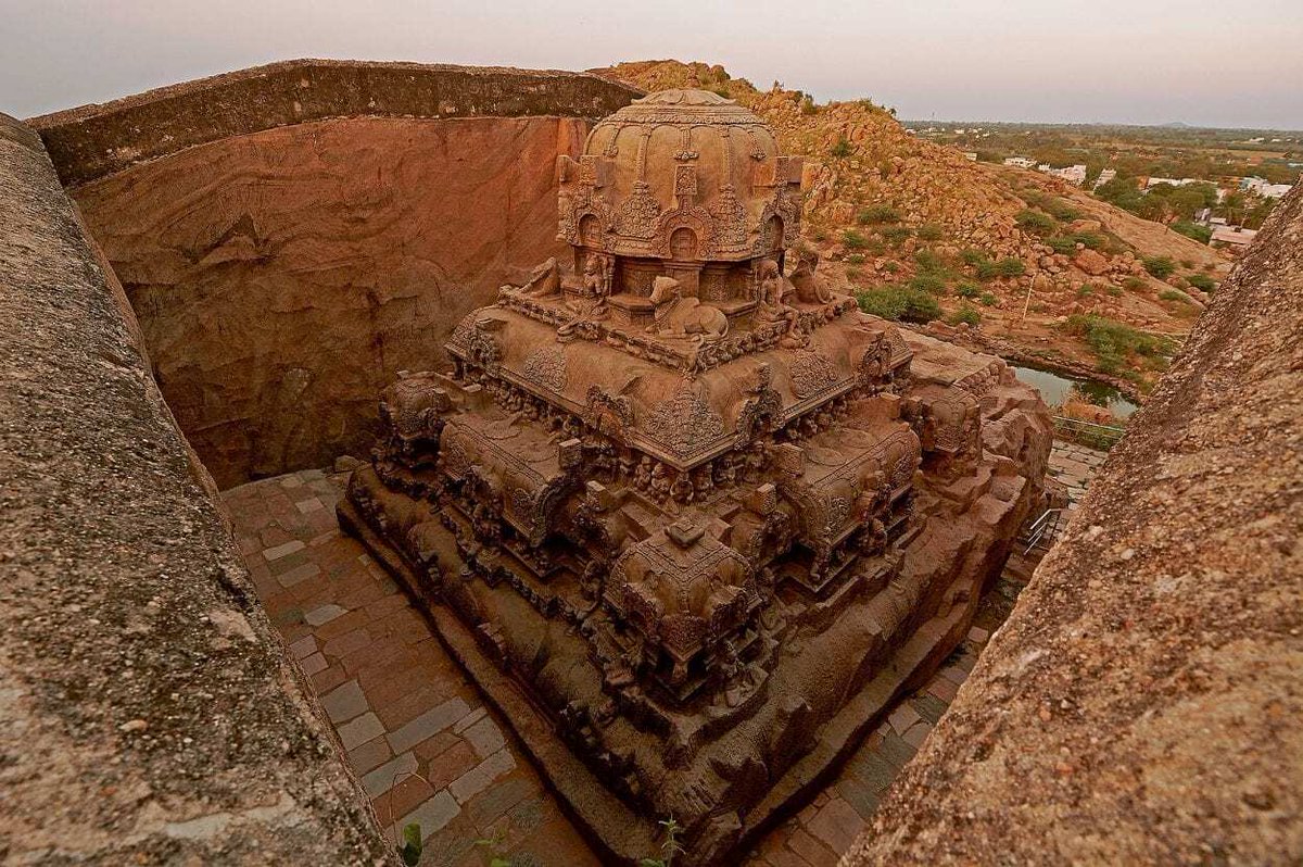 shallakaul's tweet photo. 1_Vettuvan koli,kalugumalai ,T.N,is a rock cut monolithic temple made from granite.Believed to hve been constructed in 8th century,during the reig of Pandavas.There r 2 legends asso.with this temple
1-This temple is a result of father son rivalry over who ws the better sculptor https://t.co/cNm304jiO0