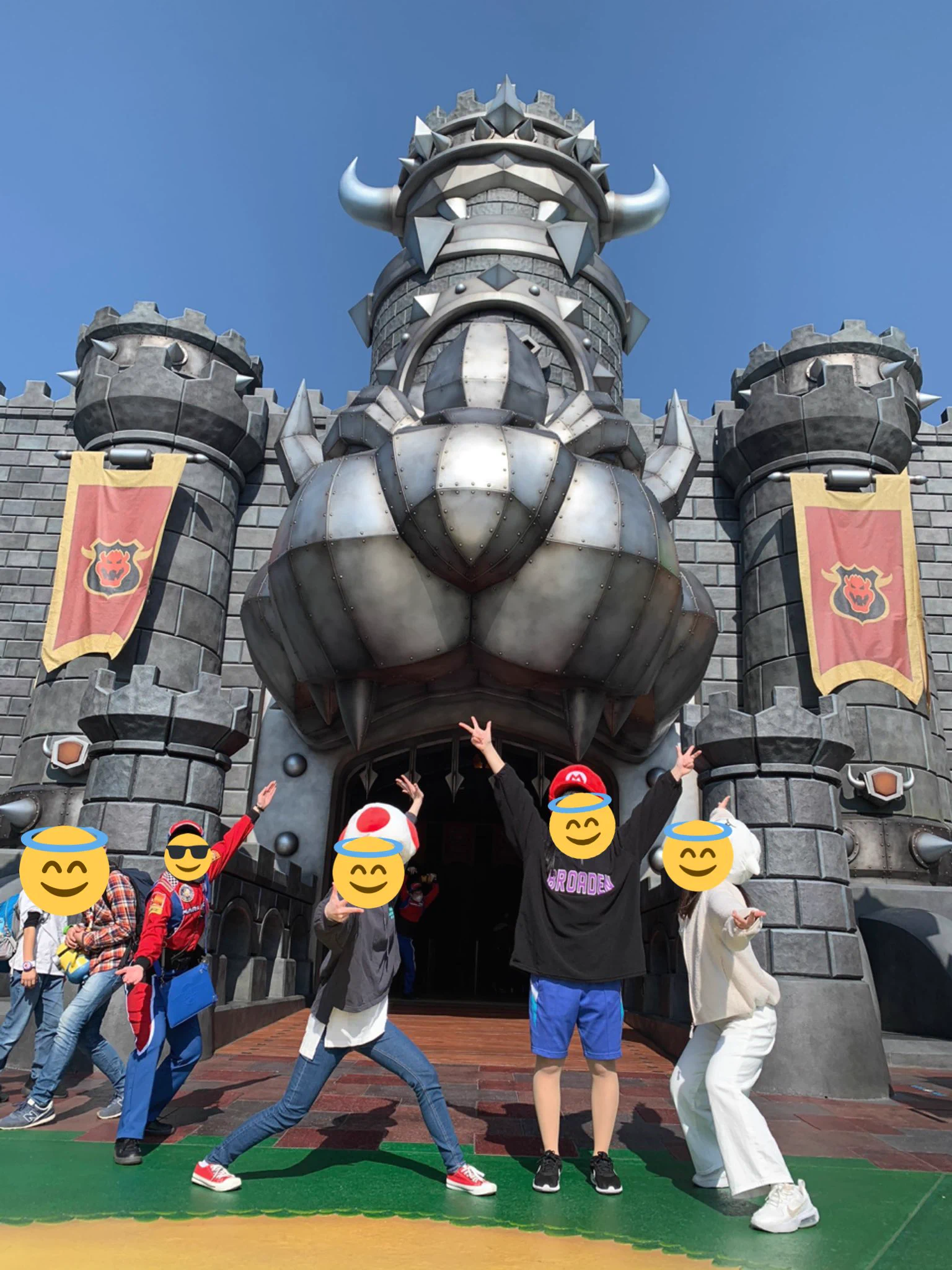 @hatch_zattaaka わたしもユニバで写真撮った時店員さんがポーズしてくれてました！！！
奥のクッパ城の中にもお兄さんがポーズしてくれててすごいですよね！！！ 