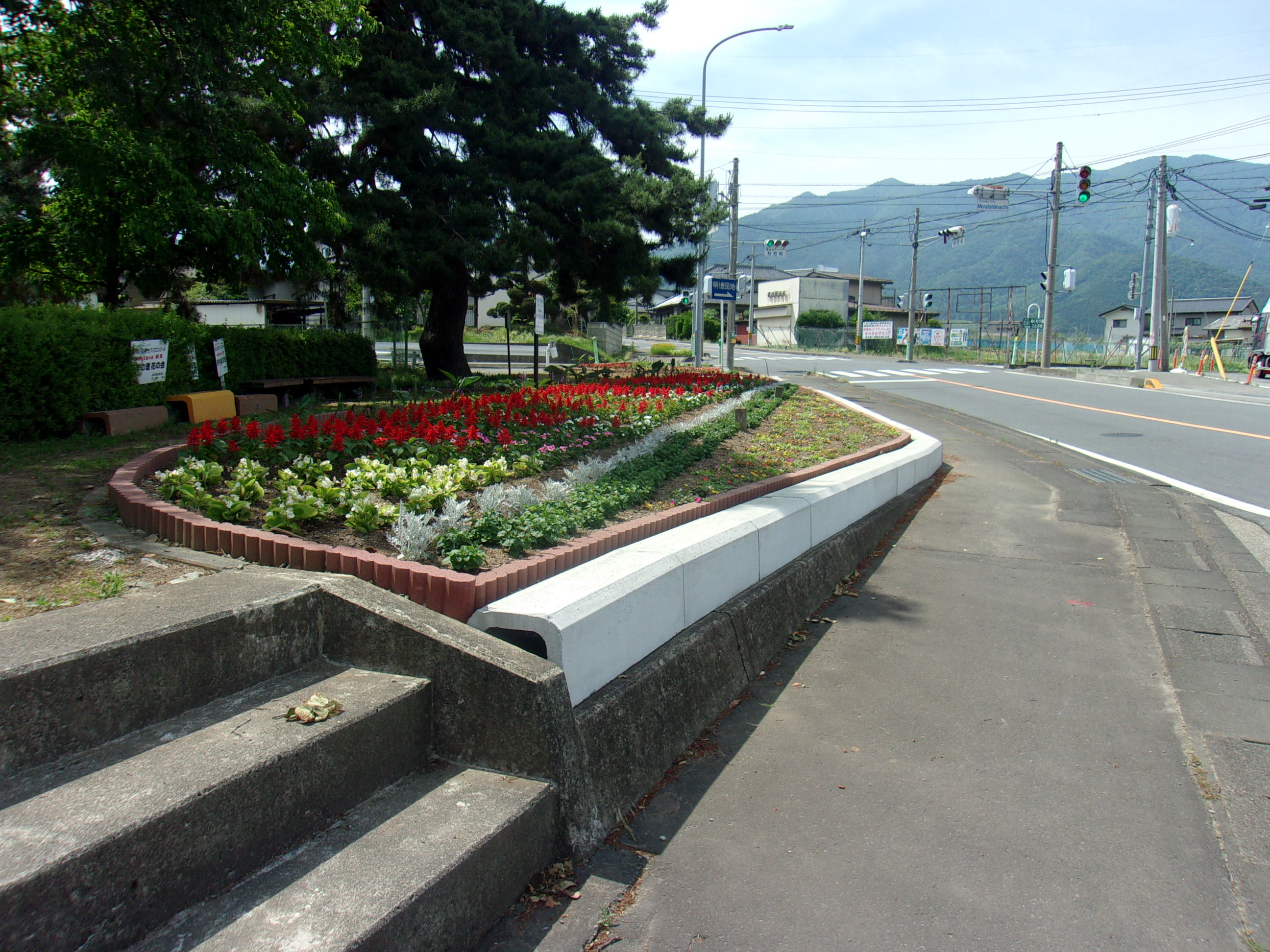 長野県須坂建設事務所 道路アダプト団体のご紹介 写真は国道406号沿いで 邑守 むらもり の里花の会 の皆さんが整備されている花壇です 赤と白のコントラストが太陽の光に映えますね 須坂市街から菅平方面へ向かう際 百々川を渡ってすぐのところで