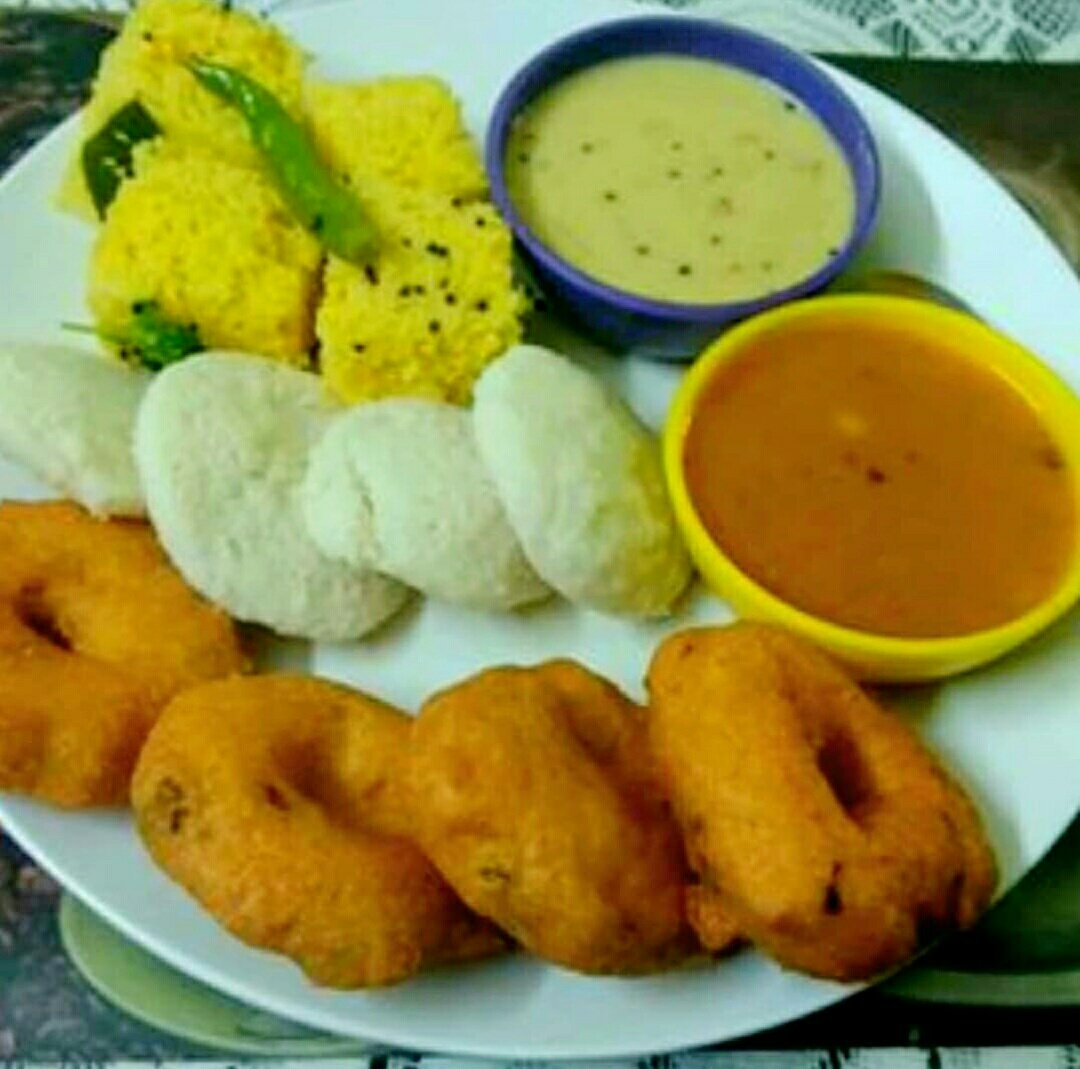 Breakfast platter😊😊
#breakfastplatter #foodie #foodtwitter  #foodworld #sambalpur #odisha