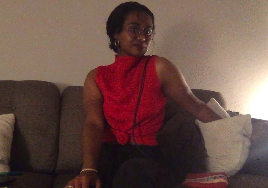 mama_llasmaa's tweet photo. webcam! red top! comfy couch! 💋 https://t.co/hw6h51cMkH