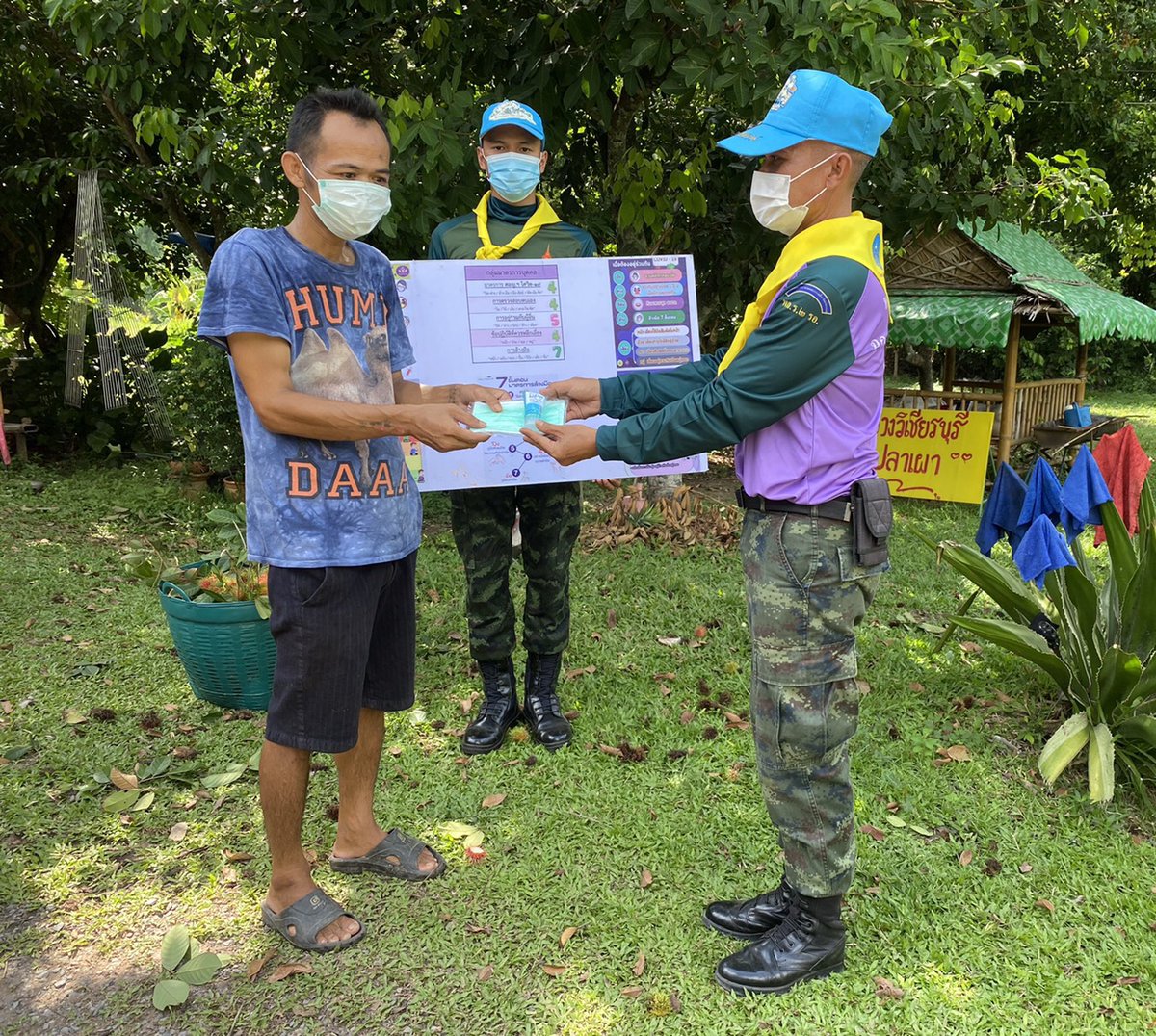 2idpr's tweet photo. ม.พัน.30 พล.ร.2 รอ. ลงพื้นที่ชุมชนรอบค่าย หมู่ 5 ต.บ้านพระ อ.เมือง จ.ปราจีนบุรี เพื่อประชาสัมพันธ์ แนวทางปฏิบัติในการป้องกันตนเอง การฉีดวัคซีนป้องกันเชื้อไวรัส โควิด-19 พร้อมทั้งได้ทำการแจกจ่าย หน้ากากอนามัย และเจลแอลกอฮอร์ ให้กับประชาชนไว้ใช้ป้องกันตนเอง รวมจำนวน 22 ครอบครัว https://t.co/vLHsXUC7mk