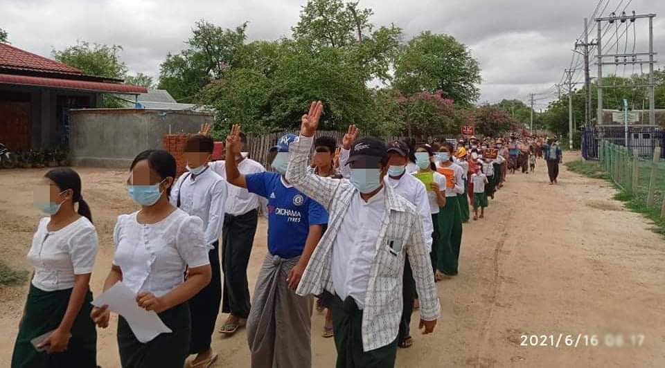 ChaSena6's tweet photo. #Myaing Township Basic Education General Strike Committee and the people of the western zone joined forces against the military dictatorship  this morning.
#WhatsHappeningInMaynmar 
#June16Coup
https://t.co/65JL7crfIJ
