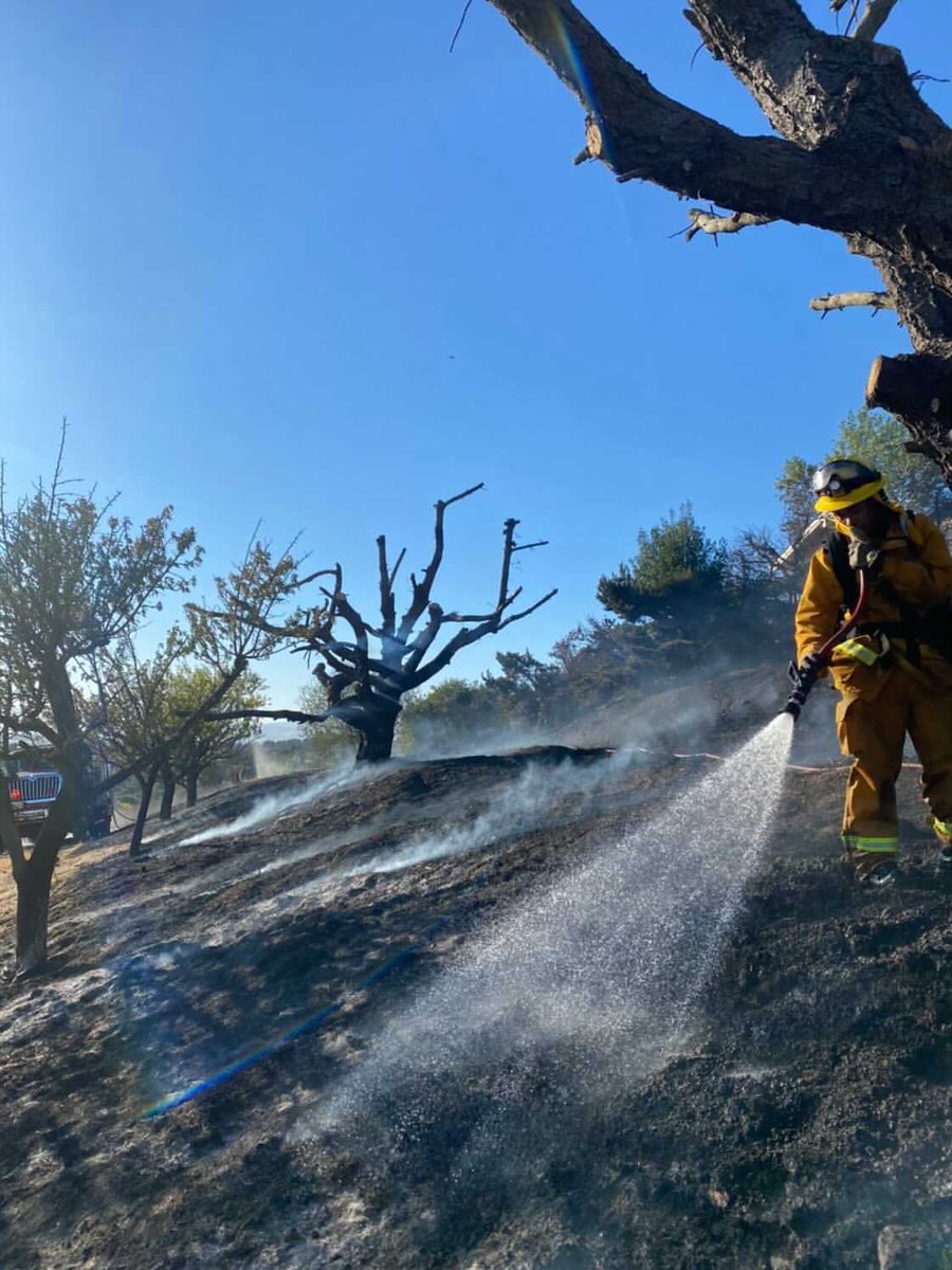 Engine 78 and Engine 578 responded on the 3rd alarm to a vegetation fire with structures involved on Skyline Road in Vallejo. All other Vallejo resources were focused on structures protection. All structures were saved with minimal damage to some attics. #SkylineFire