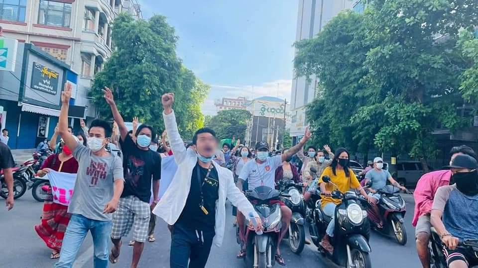 ChaSena6's tweet photo. Students from Mandalay’s Aungmyaythazan Township took to the streets against the military regime on Wednesday. #June16Coup #WhatsHappeningInMyanmar https://t.co/UFubWtGBXS