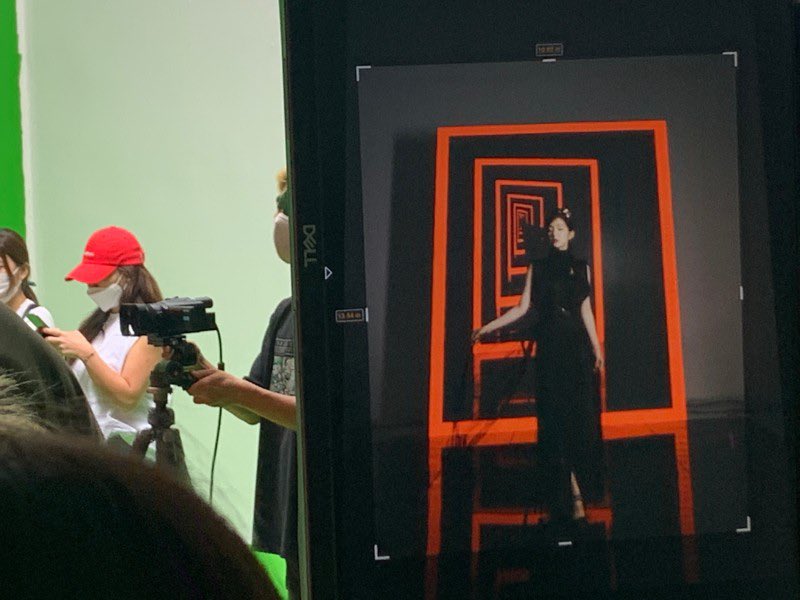 Baejoohyunews's tweet photo. [PHOTO] 210616 #IRENE x PRADA X VOGUE Korea - 2020 F/W Making #아이린 #REDVELVET @RVsmtown #IreneXPrada (2/2)

via SoloBae91 https://t.co/cfYYPlSjYc