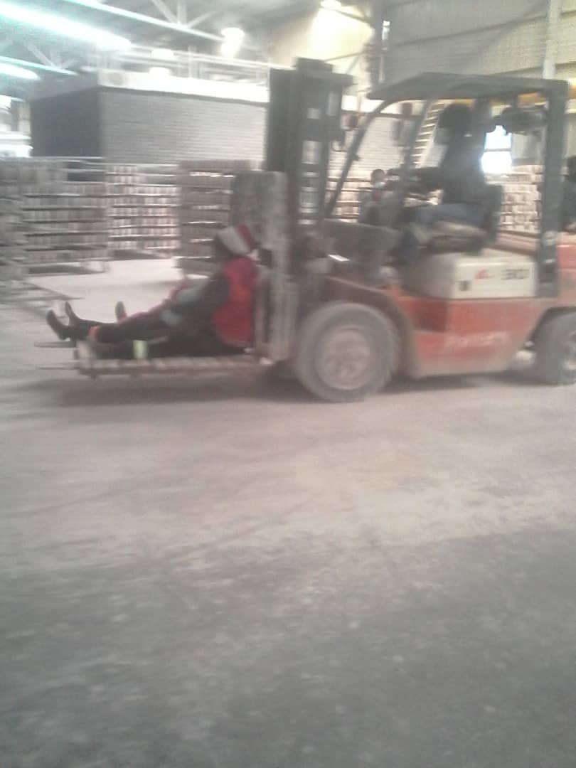 No Zimbabwean should allow the inhuman treatment of a fellow Zimbabwean like we are witnessing @SunnyYiFeng_Ltd 

Look at an employee who collapsed being transported by a  Fork Lift. 

This lack of care and illtreatment of a human being like an animal must be denounced by all