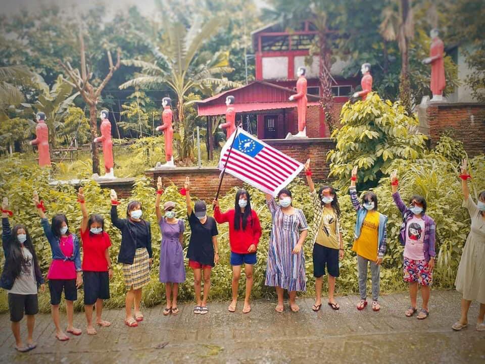 KaungKhantHto10's tweet photo. These brave ladies from Paung Township,Mon State marched to protest against the Military dictatorship on June 16.
#WhatsHappeningInMyanmar

#June16Coup https://t.co/UJhZiXqDqe