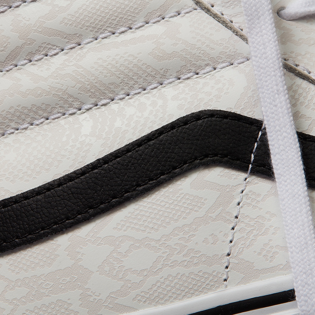 Vault by Vans berpartner dengan Noon Goons, label pakaian pria berbasis di Los Angeles untuk menciptakan koleksi yang mencerminkan kedua merk asal California Selatan ini.

Tersedia sekarang eksklusif hanya di Invincible.