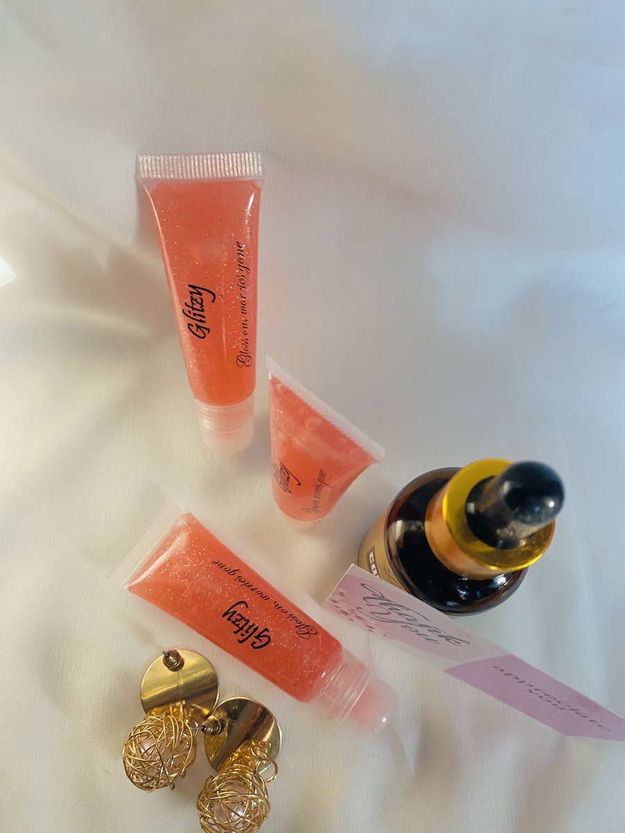 nadyrislam's tweet photo. Scented gloss with /without subtle glitter..cruelty free and vegan ...GLITZY GLOSS ON IG🥺👉🏽👈🏽 https://t.co/gDHTs0ujlp