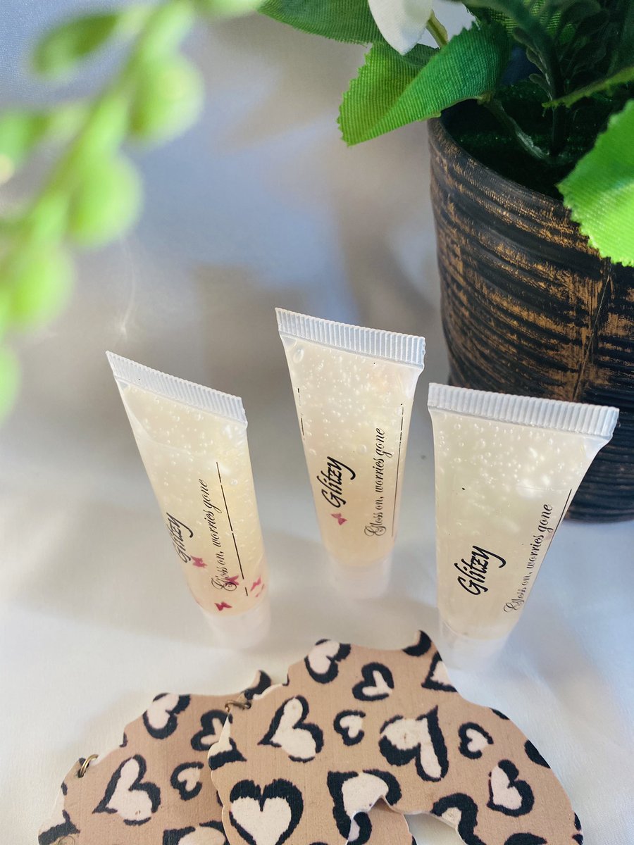 nadyrislam's tweet photo. Scented gloss with /without subtle glitter..cruelty free and vegan ...GLITZY GLOSS ON IG🥺👉🏽👈🏽 https://t.co/gDHTs0ujlp