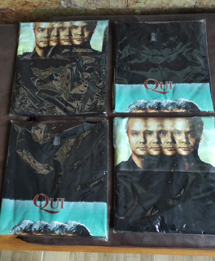 GeA yak geess
Ada 4 Kaos Ekslusif yg pastinya akan bikin kamoh tambah keren 

Syaratnya
▶Tebak Foto Siapa si Ganteng yg Lagi Duduk
▶RT
▶Follow aku &amp;  @PhoeniXisFir3 

Pemenang akan diumumkan hari Sabtu, 19 Juni waktu malmingan😍

Boleh juga ajak teman sebanyak²nya, kemoon💪💪