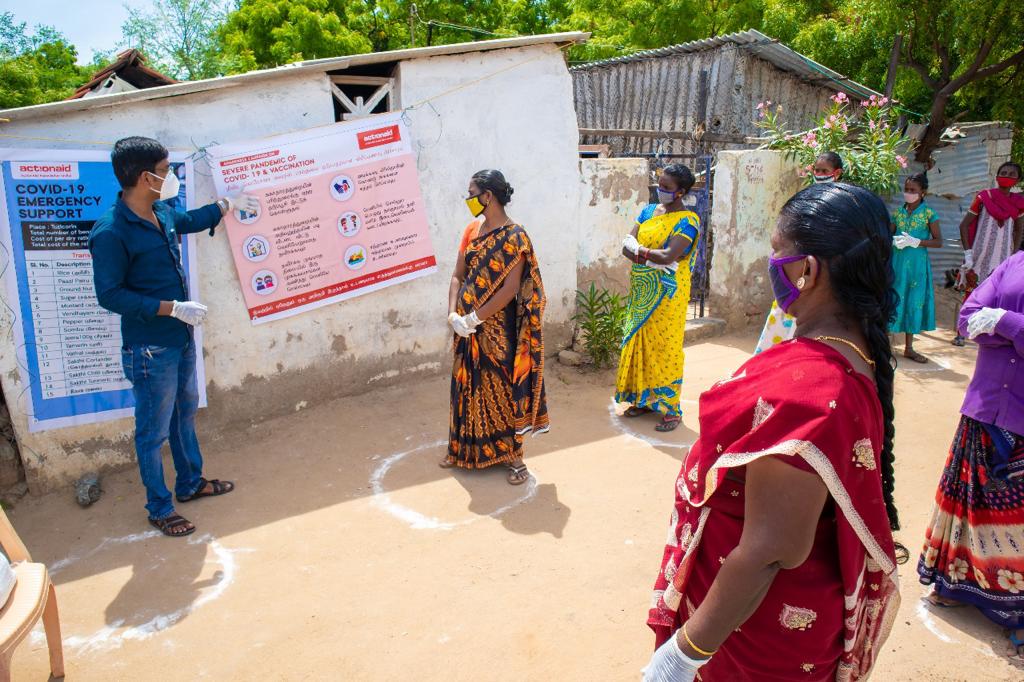 ActionAidIndia's tweet photo. To help saltpan workers &amp; fish vendors in Tuticorin, Tamil Nadu, tide through the challenging times posed by the pandemic, we reached out to those most marginalized with dry rations.
Our team also urged people to get themselves vaccinated to break the chain of the pandemic. https://t.co/eP70sJVQwt