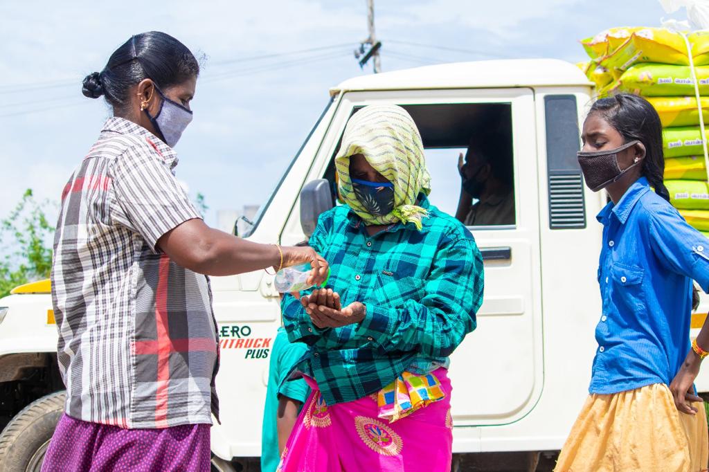 ActionAidIndia's tweet photo. To help saltpan workers &amp; fish vendors in Tuticorin, Tamil Nadu, tide through the challenging times posed by the pandemic, we reached out to those most marginalized with dry rations.
Our team also urged people to get themselves vaccinated to break the chain of the pandemic. https://t.co/eP70sJVQwt