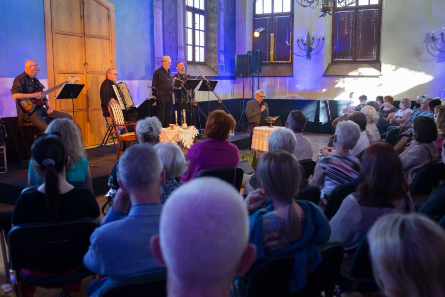 kdkkonin's tweet photo. Konińska synagoga wróciła po 10 latach do kulturalnego życia miasta. 11 czerwca fragmenty dzieł Isaaka Singera przeczytał Wiktor Zborowski, a towarzyszył mu poznański zespół Shalom. #konin #synagoda #WiktorZborowski #Shalom #muzyka #koncert #KulturawKoninie #Konin_TuPłynieEnergia https://t.co/LGtADz9fAO
