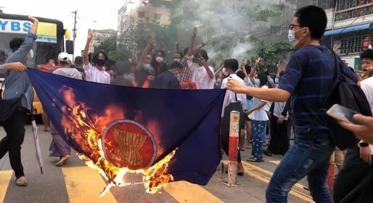 Once again <a href="/ASEAN/">ASEAN</a>’s flag is burned down, signaling the displeasure of Myanmar people toward ASEAN. 

#WhatsHappeningInMyanmar #June14Coup