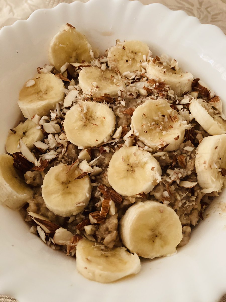 TomesReader's tweet image. Back to porridge 
Banana and peanut butter porridge topped with banana slices and chopped almonds #oatnotes #oatgloats