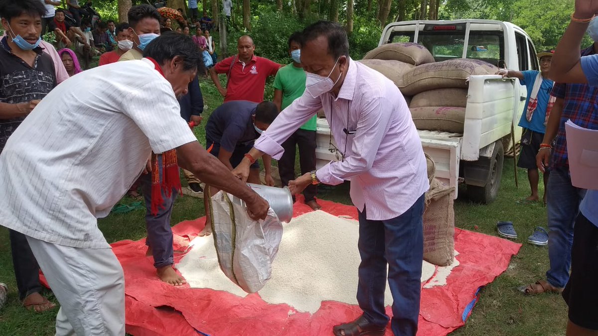 TeronRatan's tweet photo. DAY 7
TODAY Relief Distribution at ThesoAjur 5 kilo Field at Lumbajong MAC Constituency distributing more than 400 https://t.co/moRyQLwl8X the dedicated volunteers team includes  #Longki_Rongpi GS Lumbajong Mandal Committee,  #Sahil_Bey,  #Kabon_Killingpi, #Rajesh_Hanse https://t.co/d7BCG84y5B