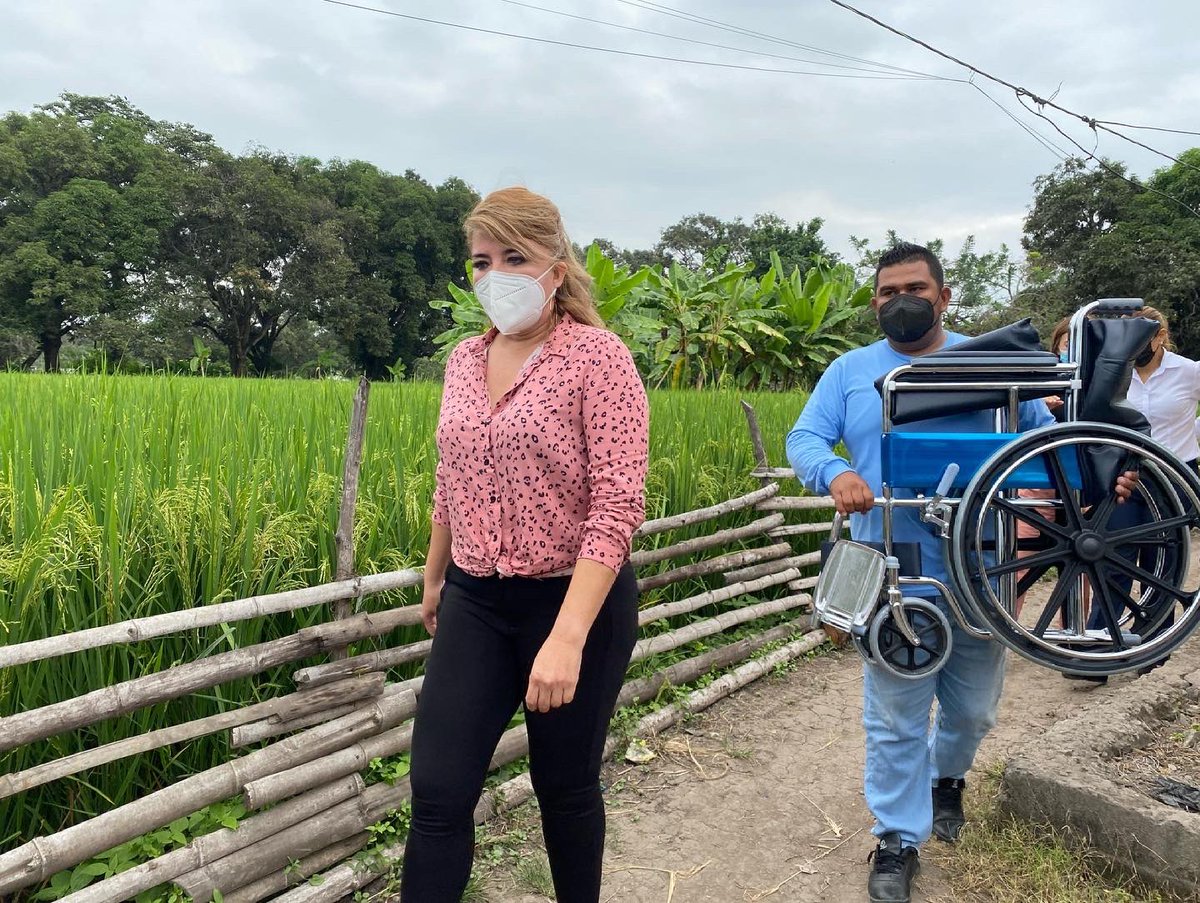 zolandapluasec's tweet photo. La labor social me fue inculcada por mis padres desde muy pequeña, y es emocionante que sean ya más de 20 años practicando su ejemplo. 
Como voluntaria de la #FundaciónAcciónSocial visité a Don Isidro Huayamave en el recinto Piñal de Abajo, su mamá me contó sobre los problemas... https://t.co/RCJhnRt2Hi