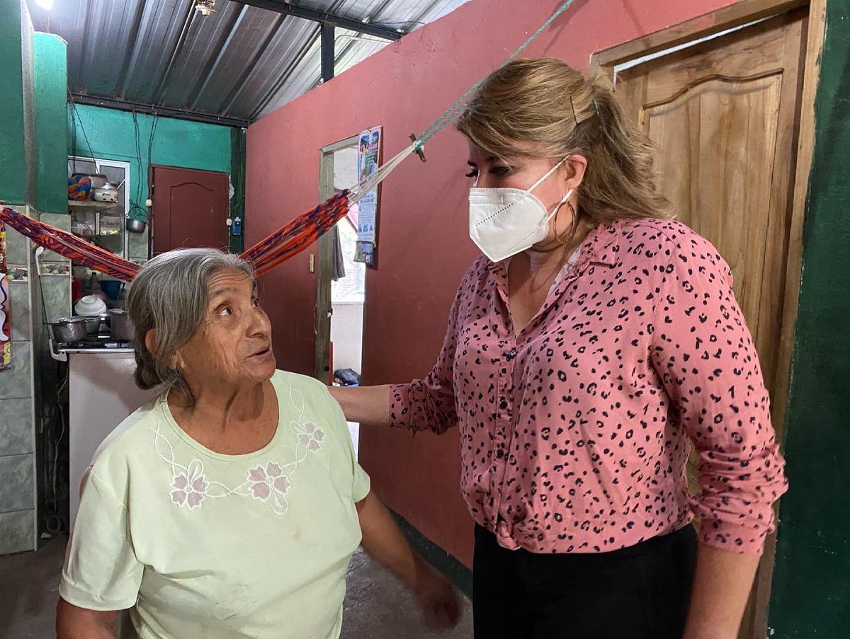 zolandapluasec's tweet photo. La labor social me fue inculcada por mis padres desde muy pequeña, y es emocionante que sean ya más de 20 años practicando su ejemplo. 
Como voluntaria de la #FundaciónAcciónSocial visité a Don Isidro Huayamave en el recinto Piñal de Abajo, su mamá me contó sobre los problemas... https://t.co/RCJhnRt2Hi