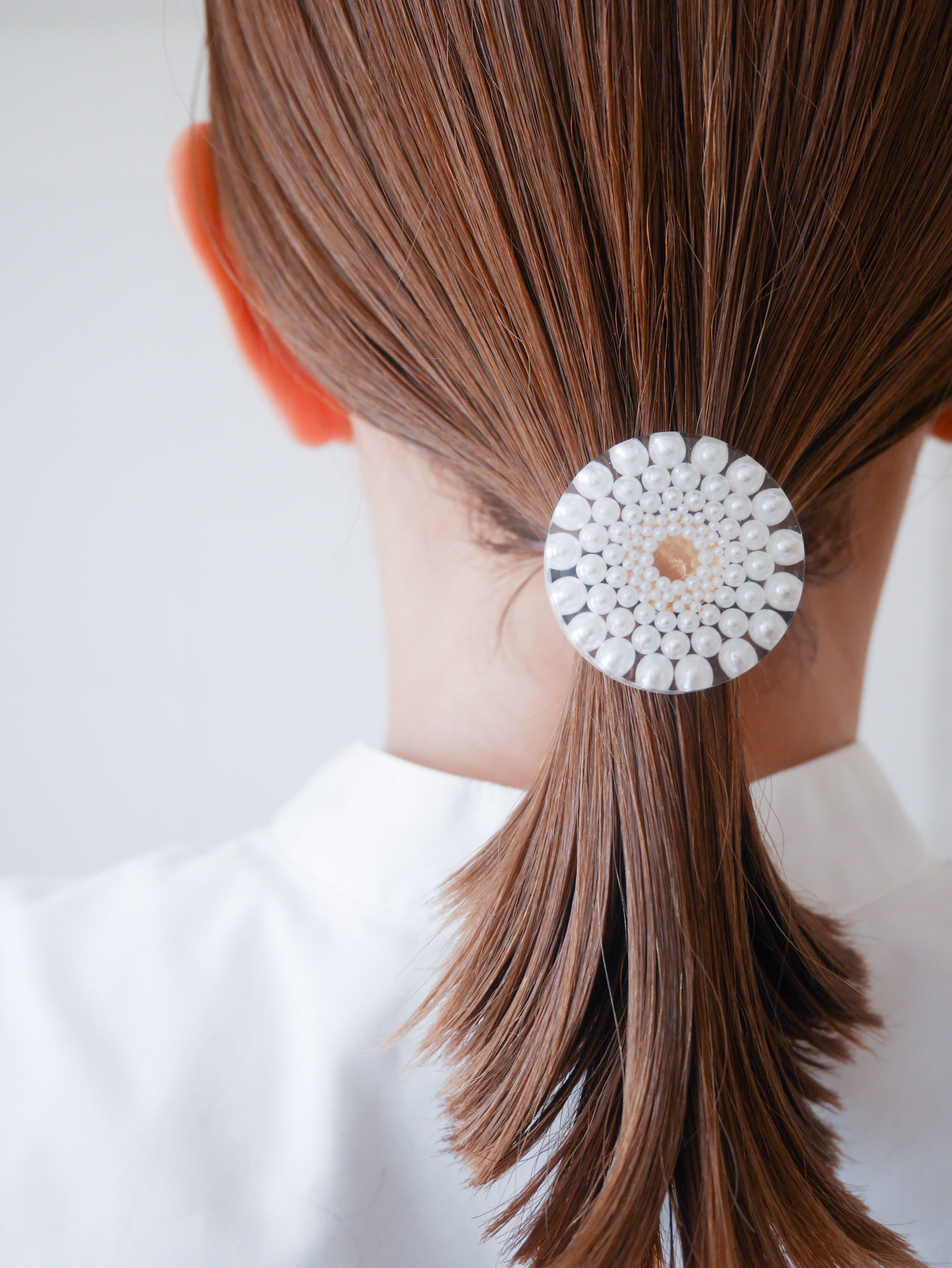 Creema クリーマ 髪の毛が広がりやすい梅雨の今おすすめのヘアアクセをご紹介します ヘアバンドやバレッタ マジェステなど スタイルが決まるアクセサリーが1つあれば 簡単なヘアアレンジでもおしゃれに決まりますよ 梅雨のまとめ髪に ヘア