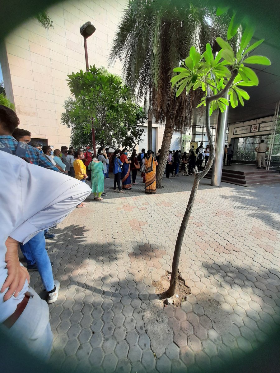 GuptaHoney225's tweet photo. Kashmere Gate metro Station gate No-4 (entry gate) is Open on 8:55am

@OfficialDMRC Please inform People who is travelling from metro

#metrostop #kashmeregate #dmrc #delhimetro https://t.co/qTuDcxKkRD