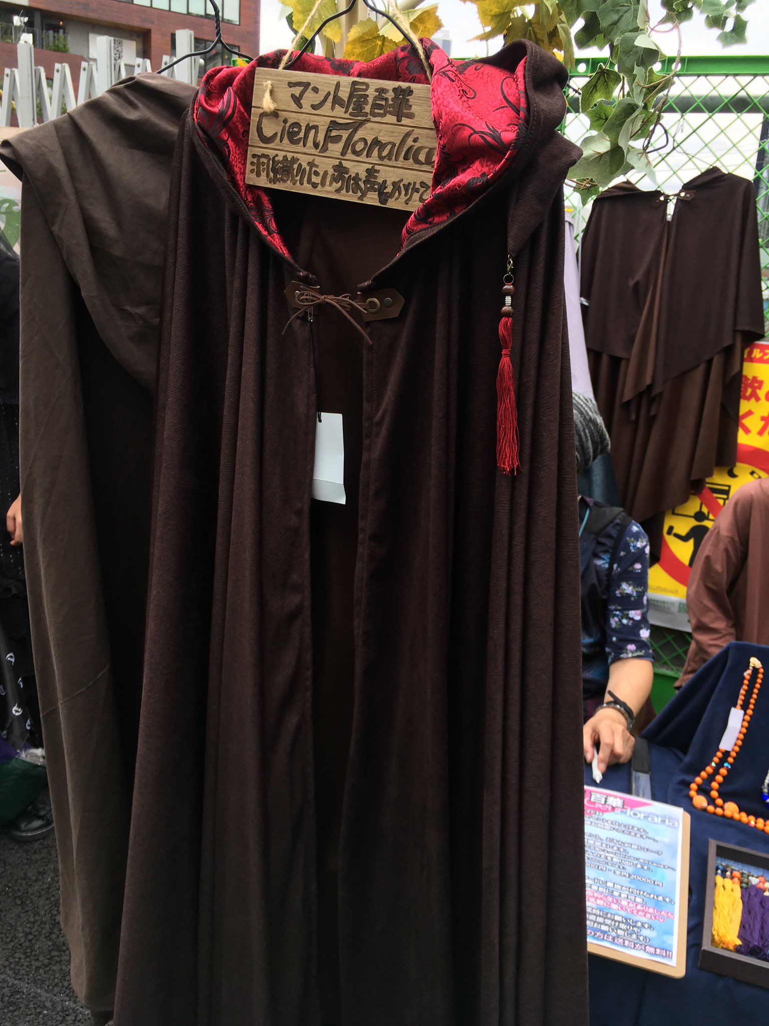 王女シャッフル クイーンダイヤモンドの姫騎士 ファンタジー市記 続いてご覧頂きますのは Cienfloralia 様の露店です ロング丈フード付きのマントをお探しなら是非お立ち寄りを こちらのアイテムに宿るスキルは スカイウィンド