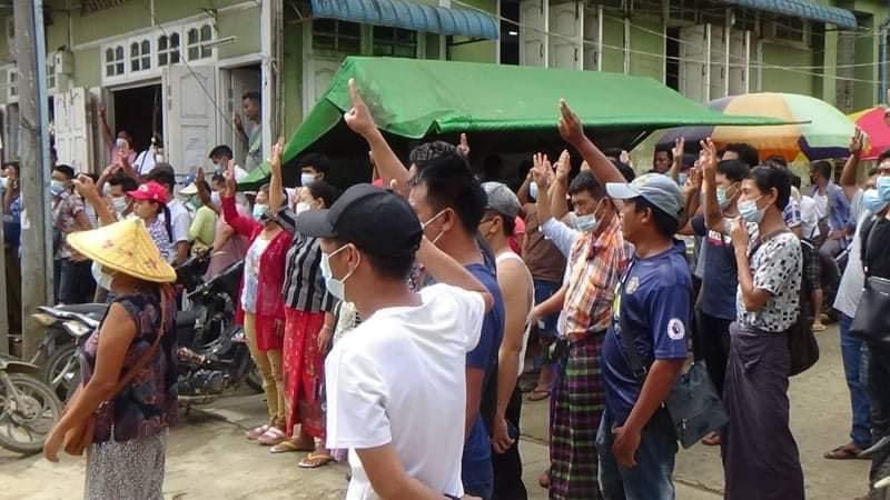 Residents in Hpakant, Kachin, continued their daily anti-coup protests today morning(June 14). 

Hapkant is known for its jade mines, which produce most of the world’s jadeite.

#June14Coup #WhatsHappeningInMyanmar