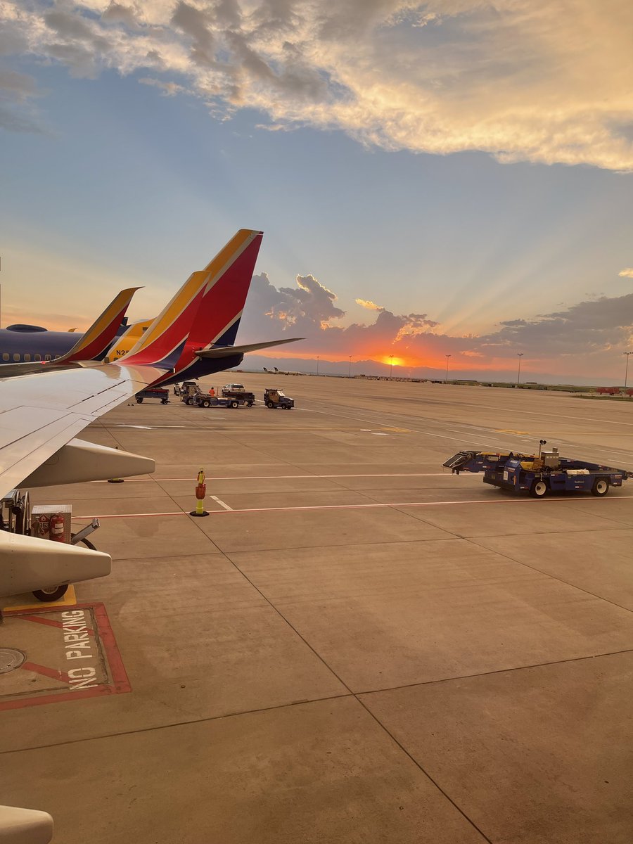 ryan_clift's tweet photo. Sun setting over the Rockies in Denver! @SouthwestAir taking me home! Always excited to fly SWA!! https://t.co/apwB7chXc3