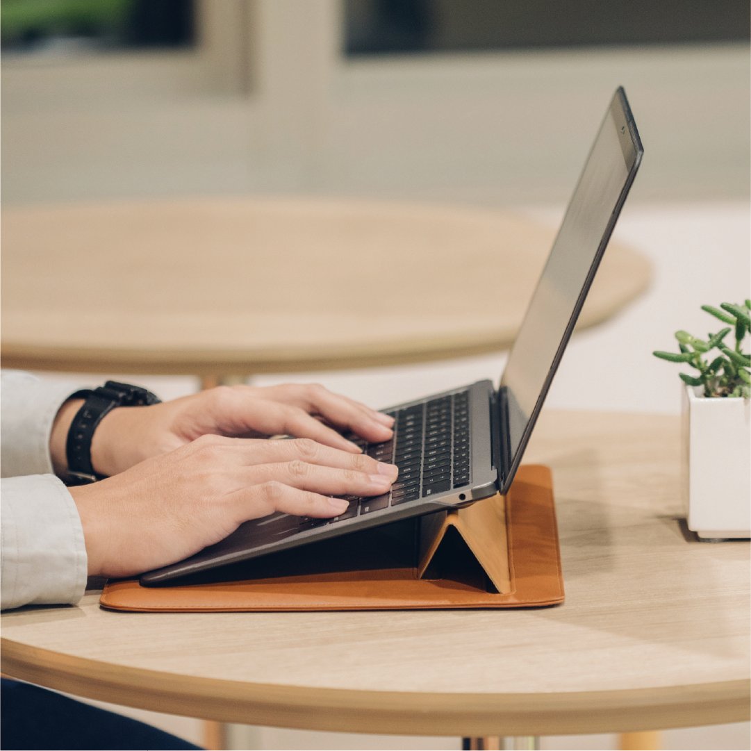 Muse 13" can fit laptops up to 13 inches and has a storage compartment for adapters, cables, and more. Muse even folds into a 15-degree convertible stand in seconds, which helps reduces wrist strain for optimal comfort when typing, working, and browsing the web.

#MyMoshiLife