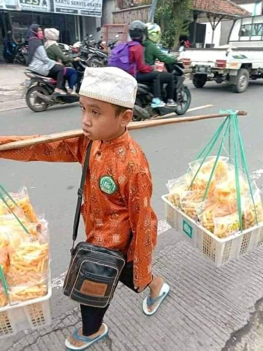 Jadi ingat masa SMP jualan es  buatan sendiri pakai termos abu2 jaman itu.