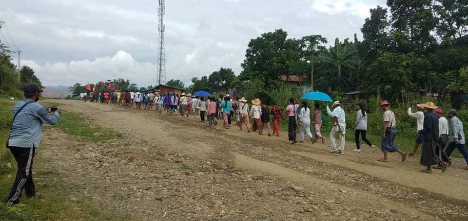MinieHan1's tweet photo. This morning in Hpakant Township, Anti-Military movement by Lone Khin group. We,Myanmar people against the Military dictatorship everyday, everywhere.
#WhatsHappeningInMyanmar #June14Coup https://t.co/HVQQknT5lz
