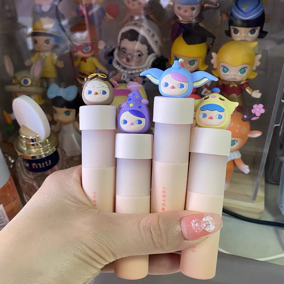 Judydoll เครื่องสำอางแบรนด์จีน ออกสิ่งล่อเงินในกระเป๋ามาอีกแล้ว เป็นลิปเนื้อvelvet แต่สิ่งสำคัญกว่านี้คือ เค้ามีน้องpucky สุ่มมาให้ด้วยอารมณ์เหมือนกาชาปองให้สุ่มแล้วไว้มาเสียบตัวลิปแบบแงโคตรน่ารัก 🥲💗