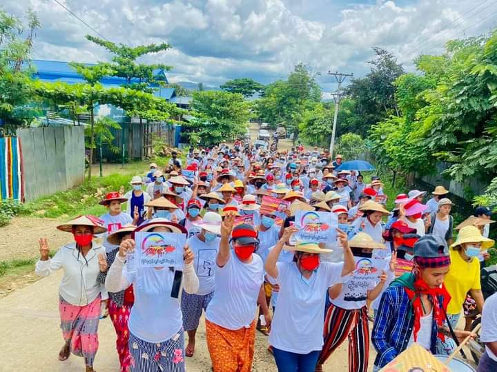 b3rry_y's tweet photo. Massive Tamakan Strike in #Phakant marched in White clothes to protest against the military dictatorship.
#WhatsHappeningInMyanmar 
#June14Coup #EndSexualViolence https://t.co/zlqPPZ4VKX