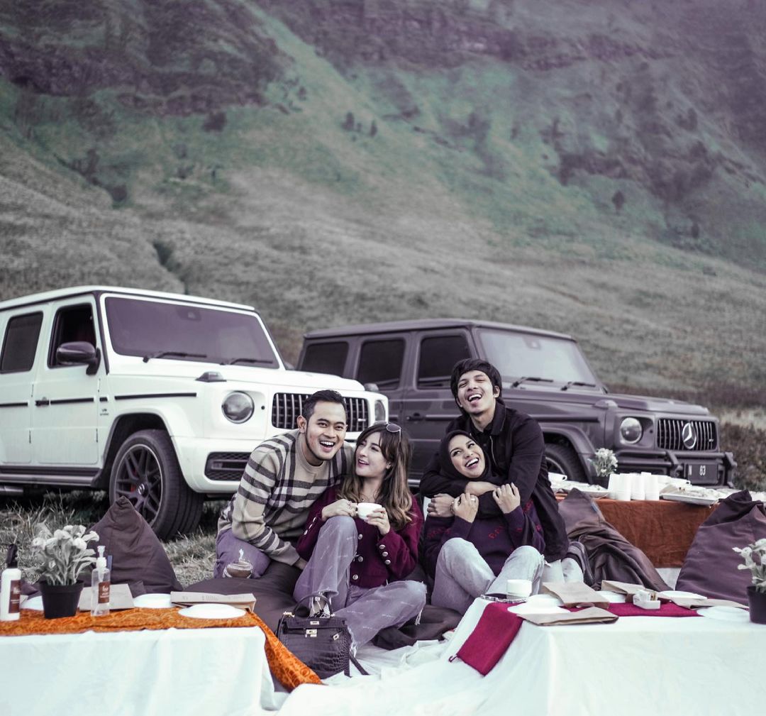 Aurel Hermansyah dan Atta Halilintar liburan di Gunung Bromo.


