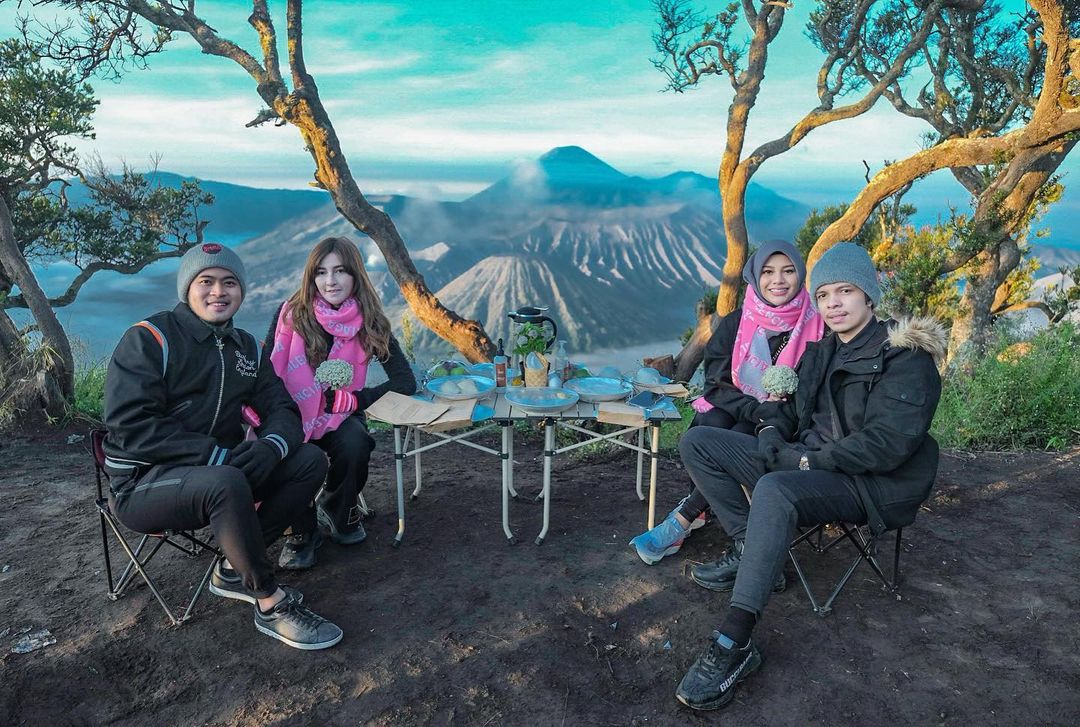 Aurel Hermansyah dan Atta Halilintar menggandeng pasangan selebgram Shandy Purnamasari dan Gilang Widya Pramana liburan di Gunung Bromo.


