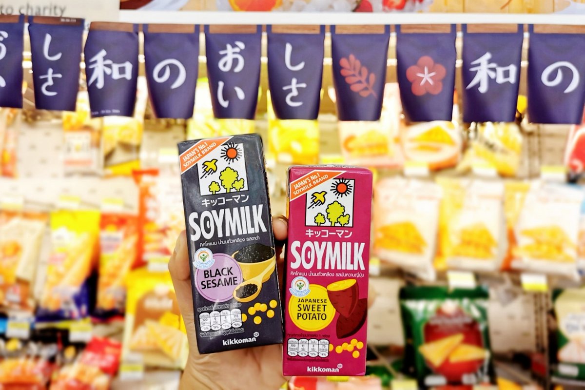 Sevenslave's tweet image. ไปเจอ #KikkomanSoymilk ในเว็บเซเว่นมา ได้ลองชิมรสมันหวานญี่ปุ่น คือหอมกลิ่นมันหวานมาก ดื่มแล้วคิดถึงญี่ปุ่น นึกถึงตอนกินมันหวานร้อนๆช่วงอากาศหนาวๆที่ญี่ปุ่น ฟินน! 
รสงาดำก็ดีงามนะ หวานน้อย อร่อย เห็นว่าเค้ามี 4รสชาติ สงสัยต้องไปลองให้ครบซะแล้ว
#ญี่ปุ่นแค่ปักหลอด #อร่อยบอกต่อ