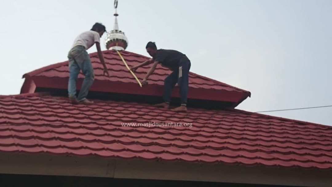 Hati-hati, ya, Kang! Kawal pembangunan masjidnya harus tetap safety first ya ;)

Alhamdulillah, progres pembangunan Masjid At Taubah di Gunung Halu sudah 80 persen. Mudah-mudahan masjid bisa digunakan untuk shalat Idul Adha Juli nanti. Mohon do'anya ya Sobat Masjid :)