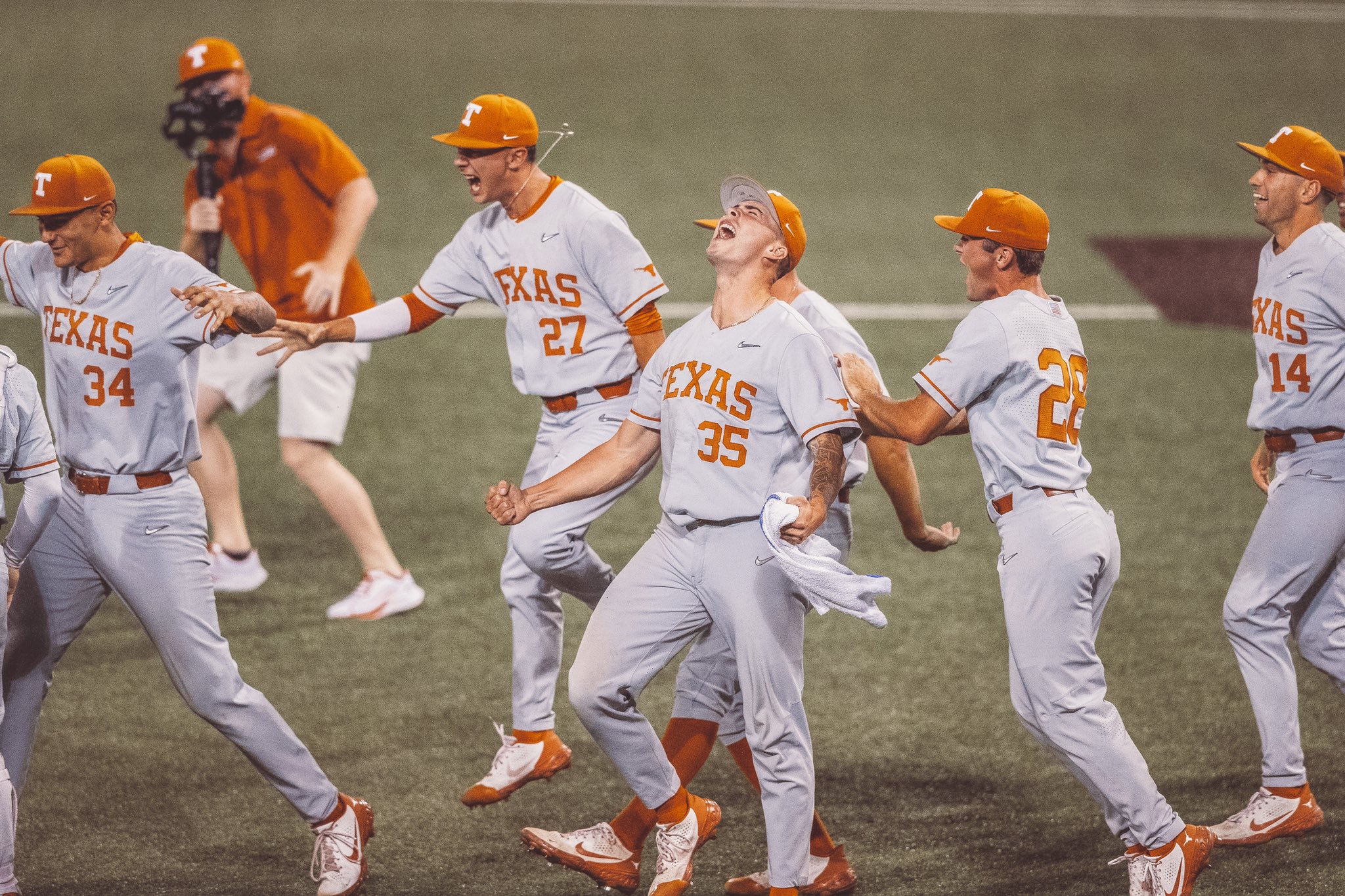 E30Xr1bWEAEZW4w?format=jpg&name=large