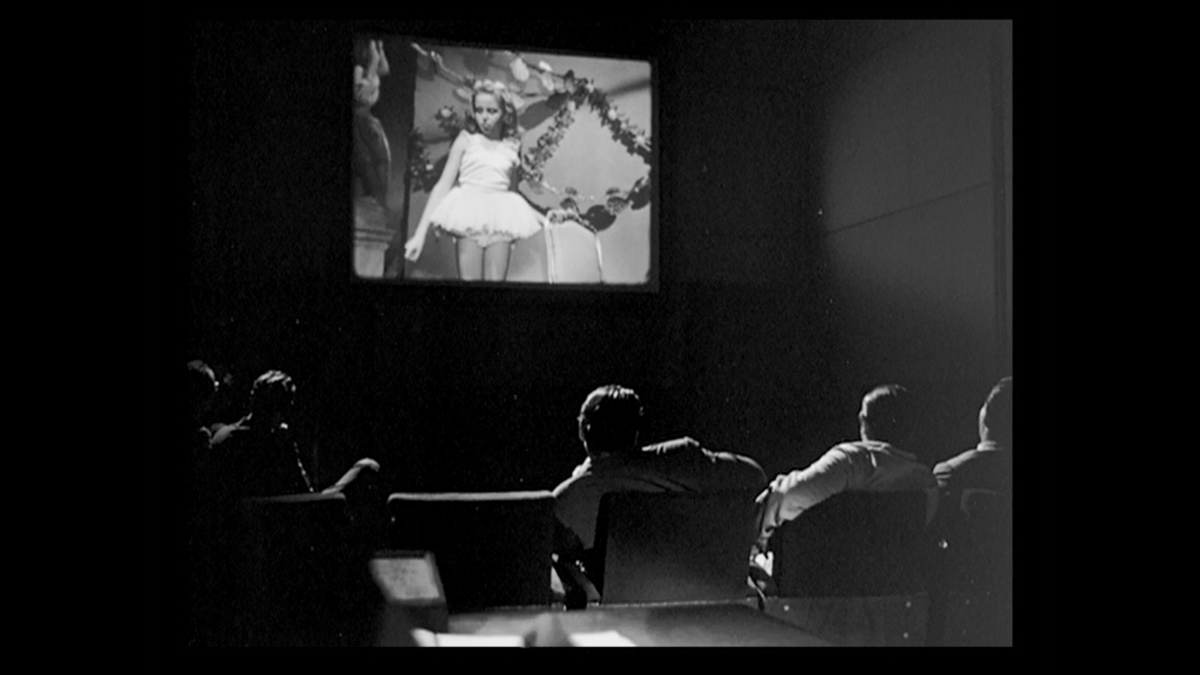 ルキノ・ビスコンティ監督『ベリッシマ』(1951)最高だった。アパート暮らしでマイホーム購入を夢見る母ちゃんが一人娘を何とかして映画のオーディションに合格させようとするドタバタコメディで、最後のオーディションの試写に潜り込むくだりが白眉だった。映画による映画の否定。強烈なアイロニー。